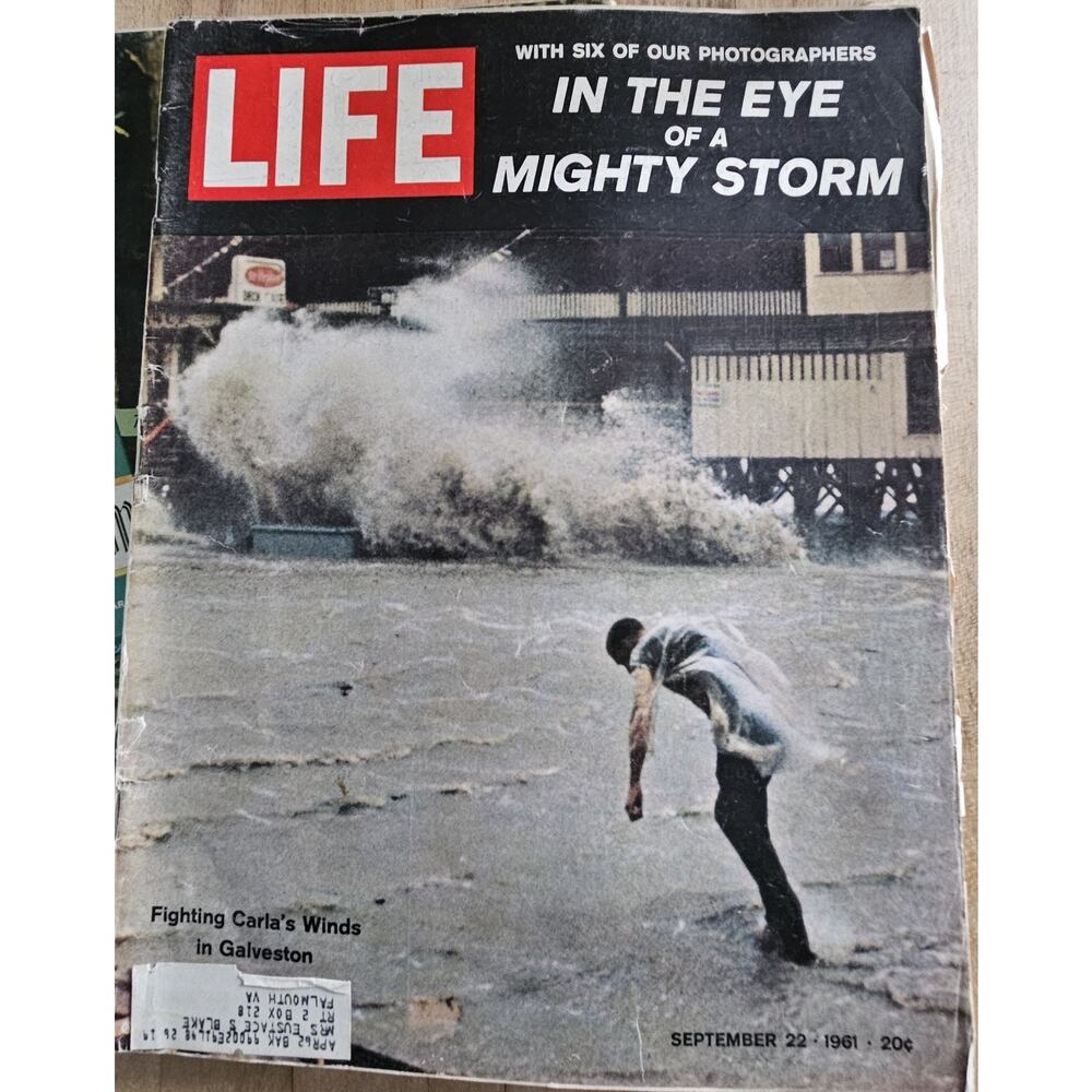 VTG Life Magazine September 22, 1961 Hurricane Carla in Galveston